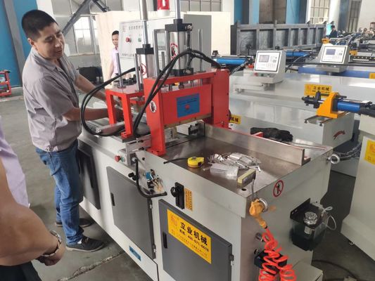 Mesin pemotong gergaji aluminium CNC otomatis untuk memotong pipa profil aluminium dan batang