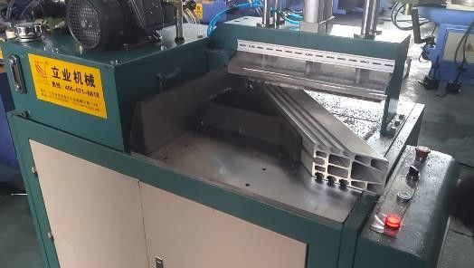 L505 3KW Motor Power Aluminium Saw Cutting Machines untuk sudut pintu jendela